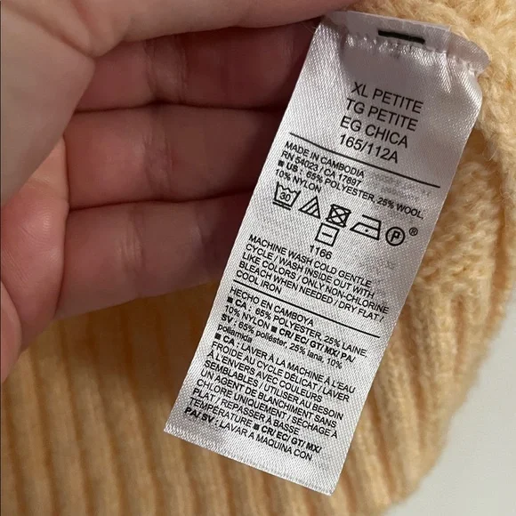 XLP | GAP Women's V-Neck Sweater in light yellow - Picture 3 of 7